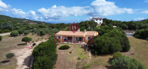 Villa in località La Mendula, Arzachena, con ampio terreno a pochi minuti dalle spiagge della Costa Smeralda