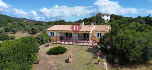 Villa in località La Mendula, Arzachena, con ampio terreno a pochi minuti dalle spiagge della Costa Smeralda