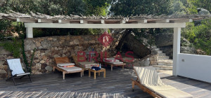 Villa surrounded by greenery with splendid sea views
