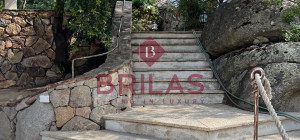 Villa surrounded by greenery with splendid sea views