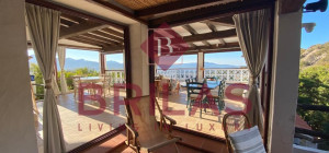 Villa surrounded by greenery with splendid sea views