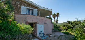 Villa Fronte Mare a Pittulongu (Olbia) - Ottima Posizione con Potenziale di Ristrutturazione