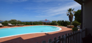 Seaview Villa with swimming pool in Suiles