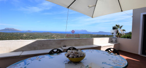 Seaview Villa with swimming pool in Suiles