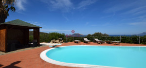Seaview Villa with swimming pool in Suiles