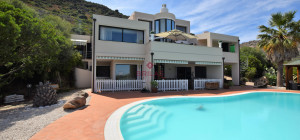Seaview Villa with swimming pool in Suiles