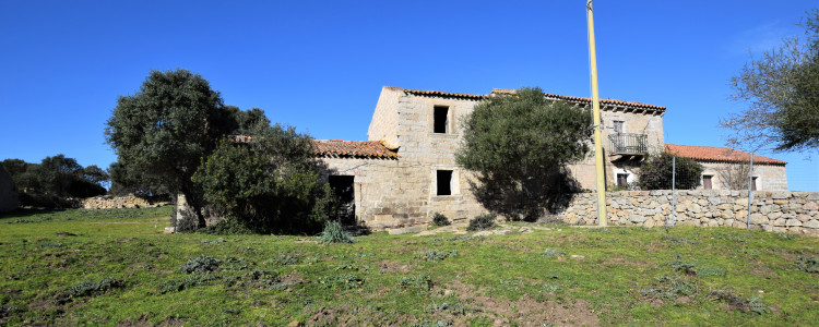 Stazzo da ristrutturare con terreno di 56 ettari