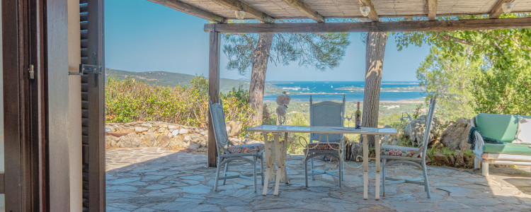 Cugnana - Villa vista mare con ampio terreno 