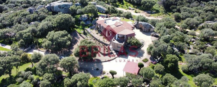 Arzachena, villa singola immersa nel verde e circondata da rocce granitiche. Fascino e bellezza